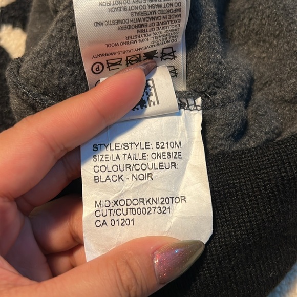 Canada Goose Toque - Picture 6 of 6